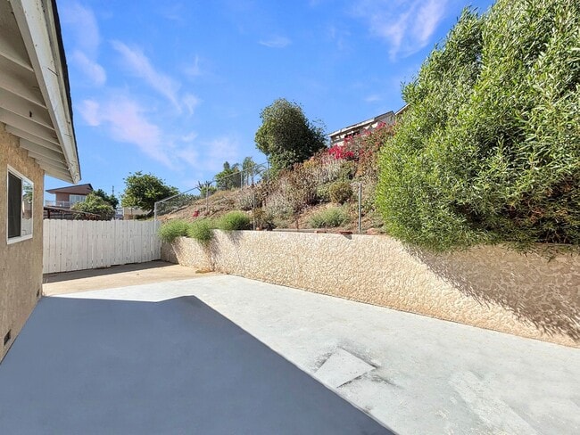 Building Photo - Gorgeous 3B/2BA House in Paradise Hills W/...