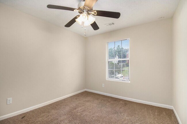 Building Photo - 3 Bedroom 2.5 Bath Home