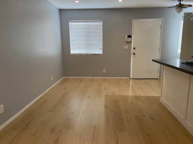 Building Photo - 302 Bicknell Ave