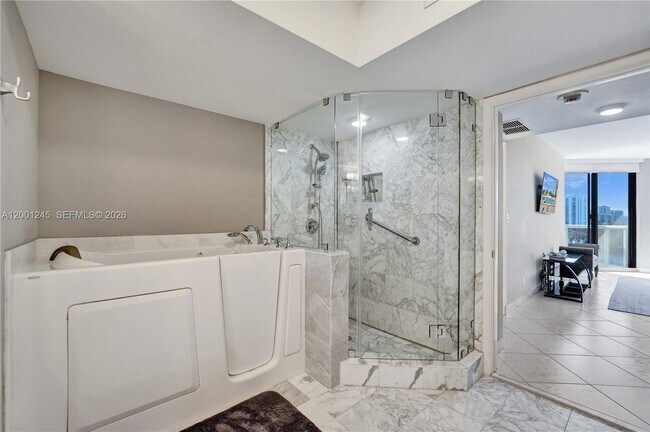 Building Photo - 3600 Yacht Club Dr