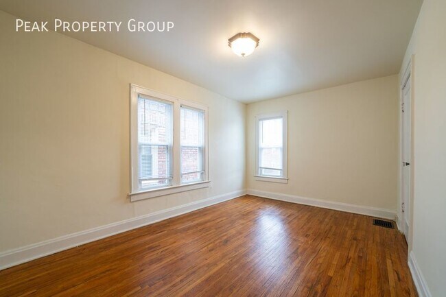 Building Photo - Available in October! Located in Grandview...