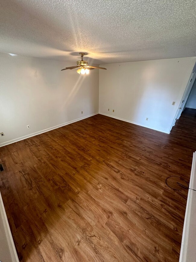 Building Photo - 1404 Valleywood Dr