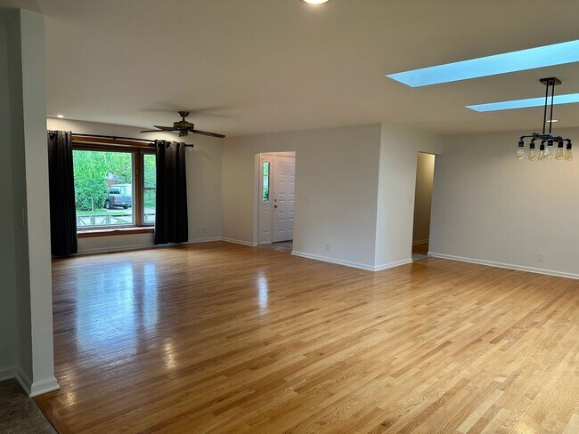Building Photo - Spacious Ranch