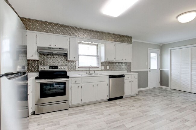 Building Photo - JUST LISTED! 3 bedroom with bonus room in ...