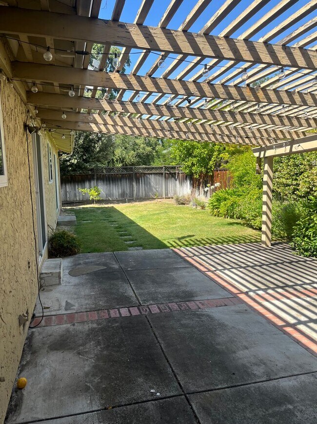 Building Photo - 1080 Maraschino Dr