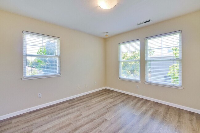 Building Photo - Awesome Home Located in a Quiet Tree Line Neighborhood