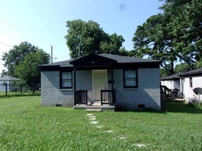 Building Photo - Recently Refreshed 2 Bedroom 1 Bath Home Minutes from Uptown Charlotte