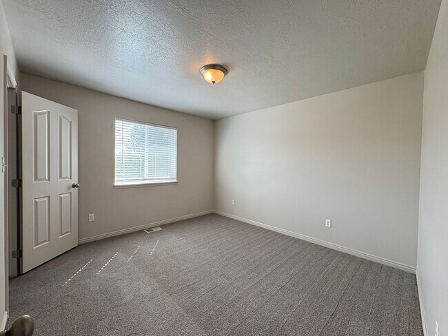 Building Photo - Clark Parkway Home