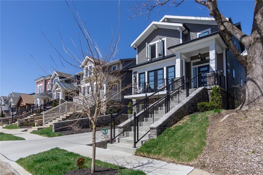 Primary Photo - 704 W 45th St