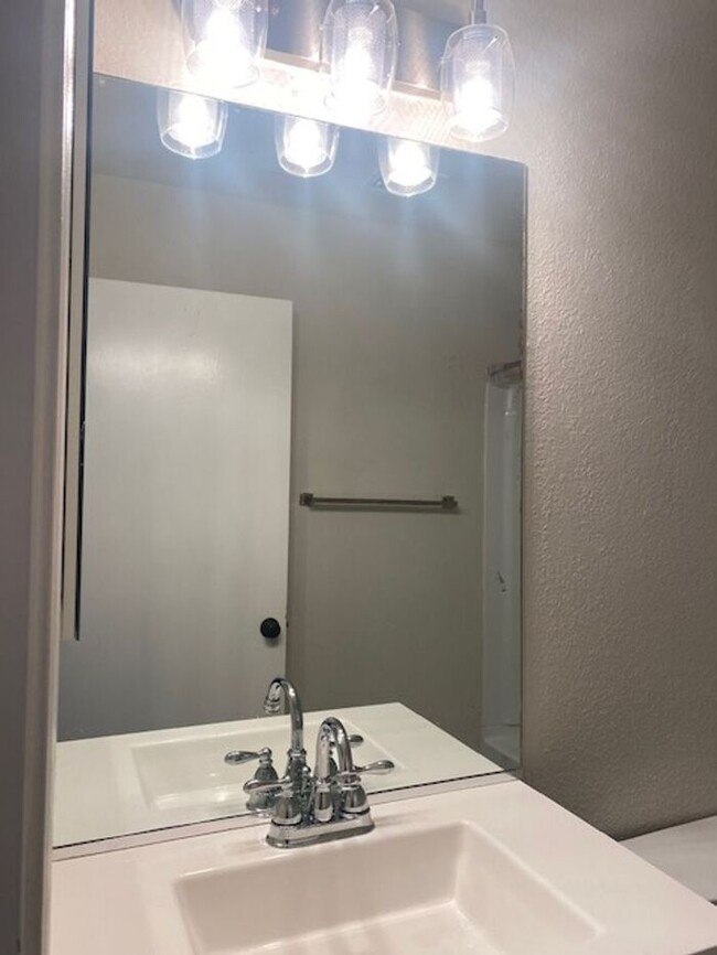 Building Photo - $2,350 3 Bedroom Gilbert 85296 Home For Le...