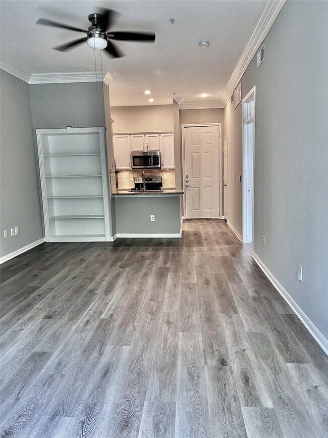 Building Photo - 5353 Memorial Dr