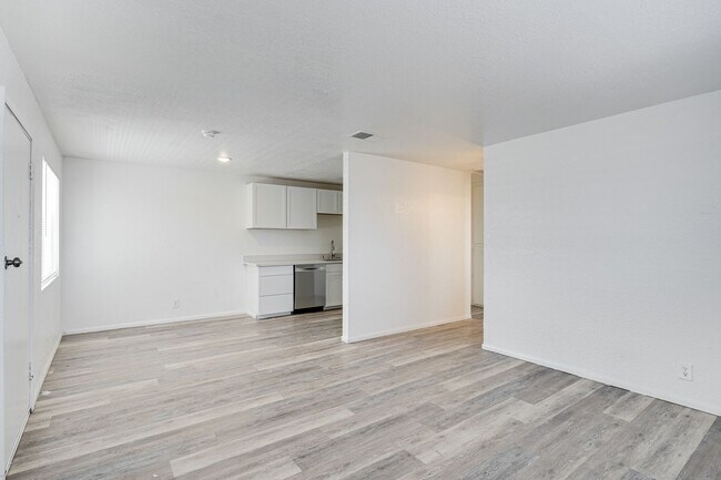 Building Photo - Bright & Spacious 2-Bedroom Condo in Las V...
