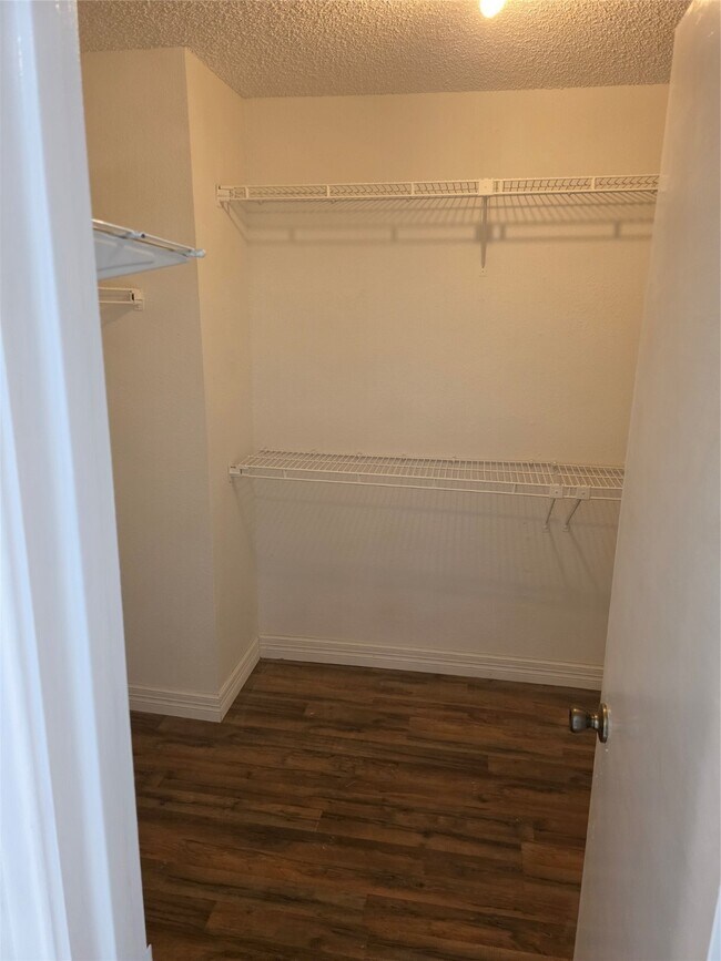 Building Photo - 3214 S Briar Knoll Dr