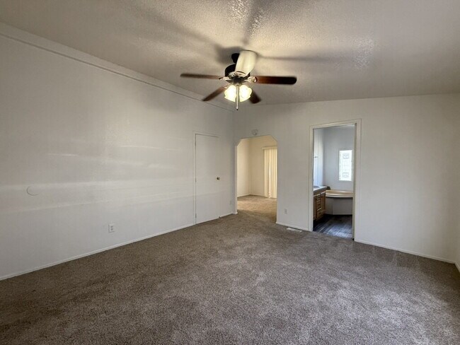 Building Photo - 3 bed 2 bath home with a large yard. BHCRE...