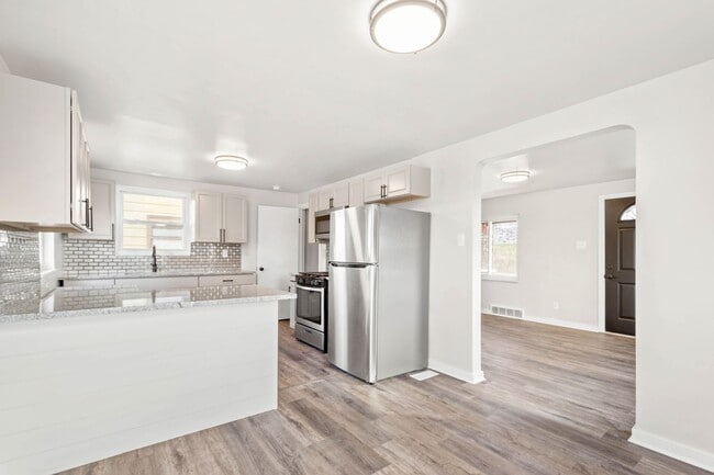 Building Photo - Stunning 2 bedroom home in Mt. Washington available May 1!