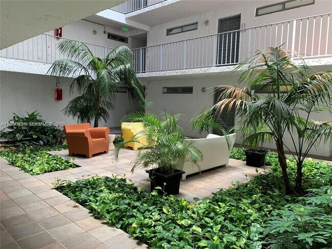 Building Photo - 650 NE 64th St