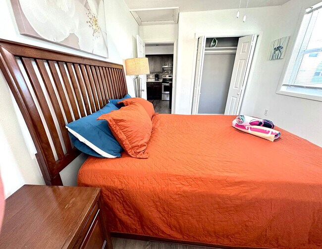 Building Photo - 324 Van Buren St