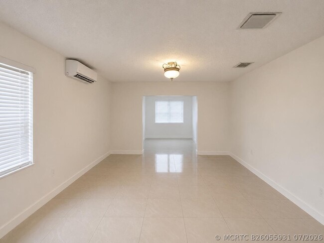 Building Photo - 5040 SW 117th Way