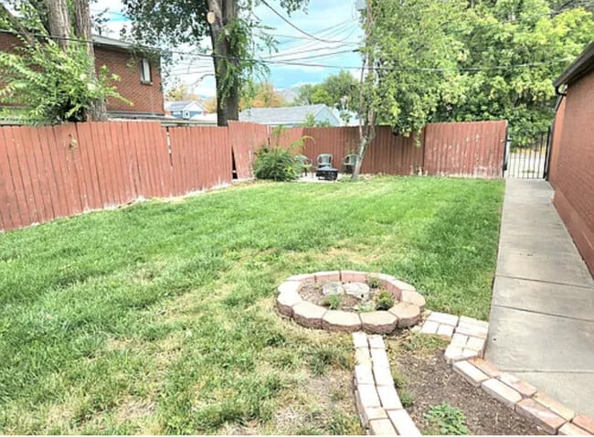 Building Photo - Beautiful 3-Bedroom Garden Apartment in th...