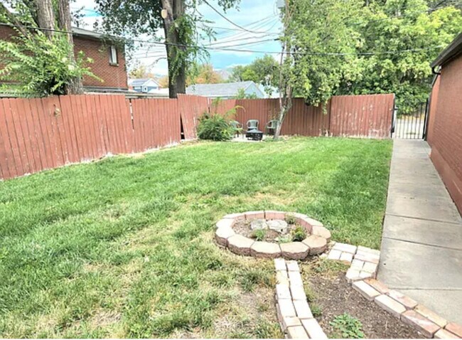 Building Photo - Beautiful 3-Bedroom Garden Apartment in the Heart of Salt Lake City