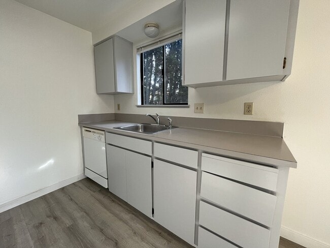 Building Photo - Spacious 2BD/1.5BA Ground-Floor Apartment with Spacious Bedrooms & Modern Kitchen Layout