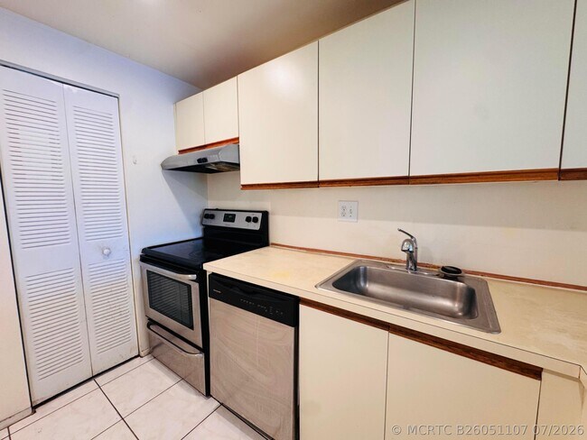Building Photo - 8025 S Colony Cir
