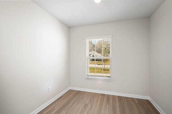 Building Photo - 10360 Sweetwater Creek Dr