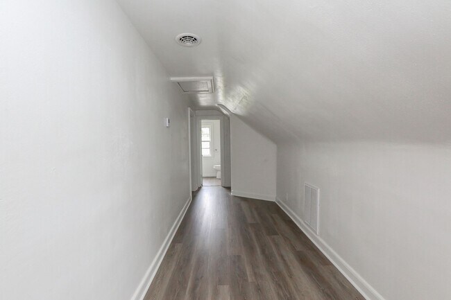 Building Photo - 4729 Pinehurst Ave