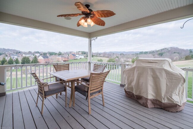Building Photo - Charming Wyatt Farms Home with Stunning Vi...