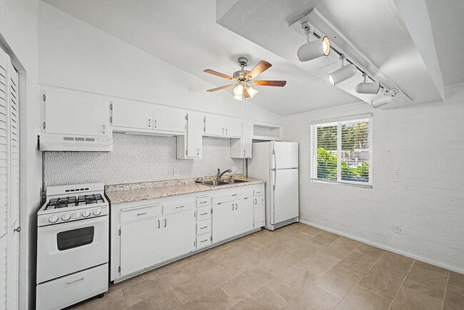 Building Photo - 10606 W Oakmont Dr