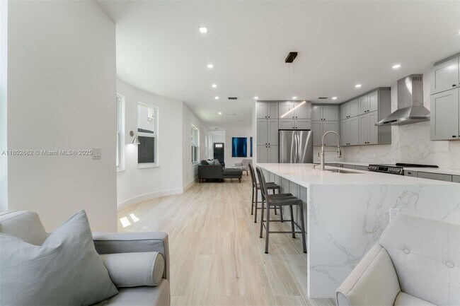 Building Photo - 3125 Paola Dr