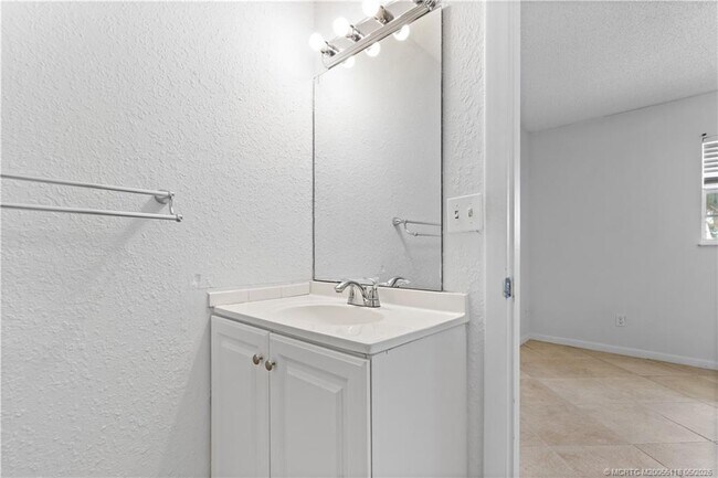 Building Photo - 2118 SE Edler Dr