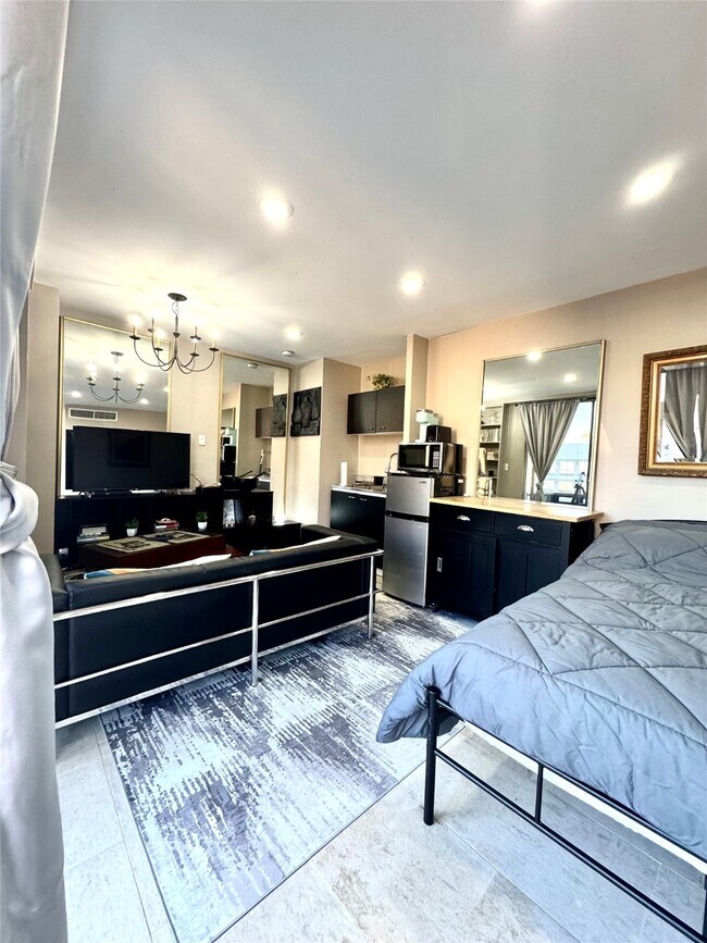 Building Photo - 2016 Main St