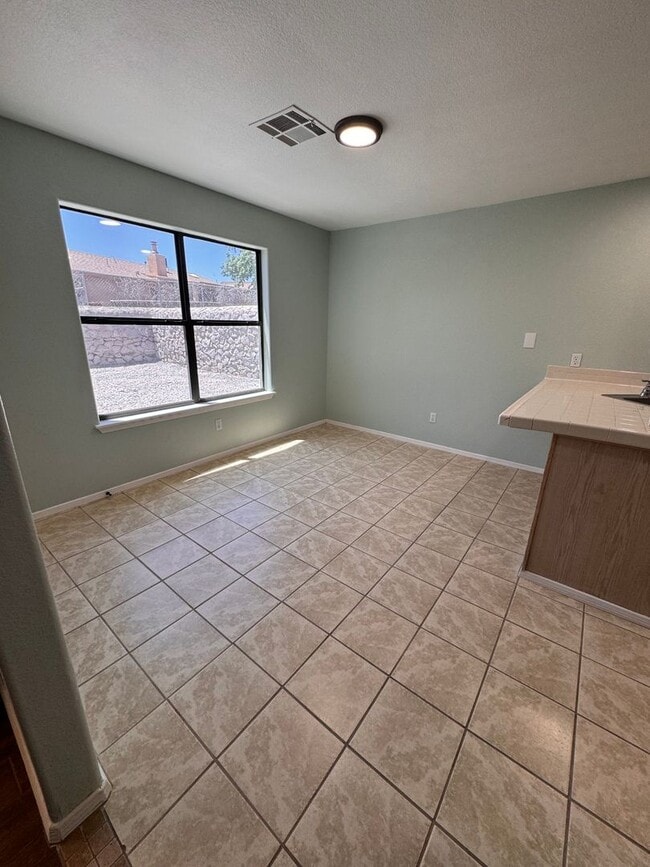 Building Photo - $700 off first months rent** Welcome to your new home sweet home in the charming Los Colinas area!
