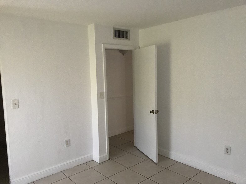 Building Photo - 9445 SW 76th St