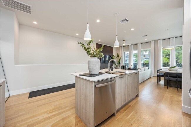 Building Photo - 5310 Suez St