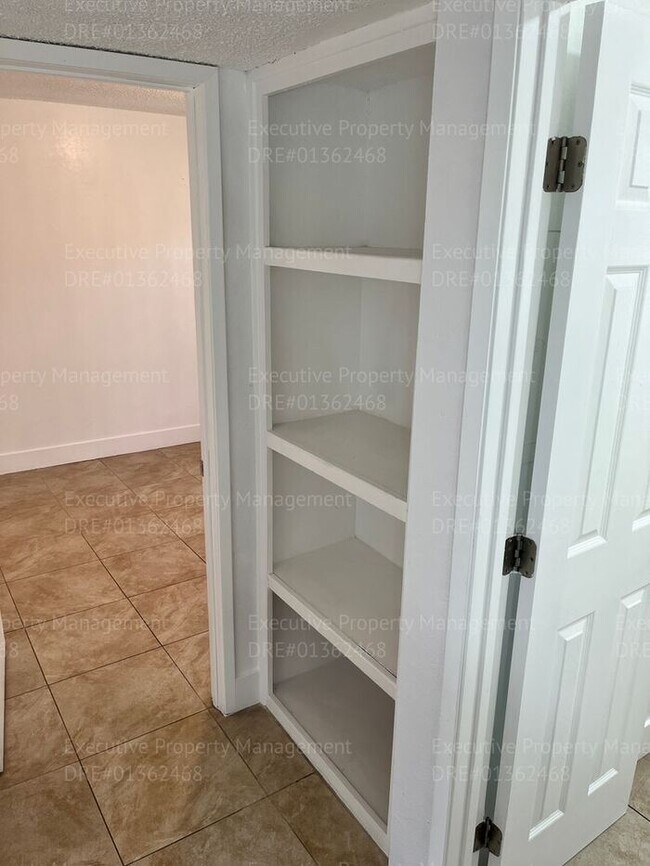 Building Photo - 2-bedroom/ 1.5- bathroom townhome. *Move I...