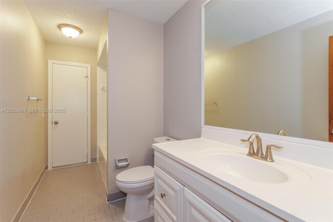 Building Photo - 878 Daffodil Dr