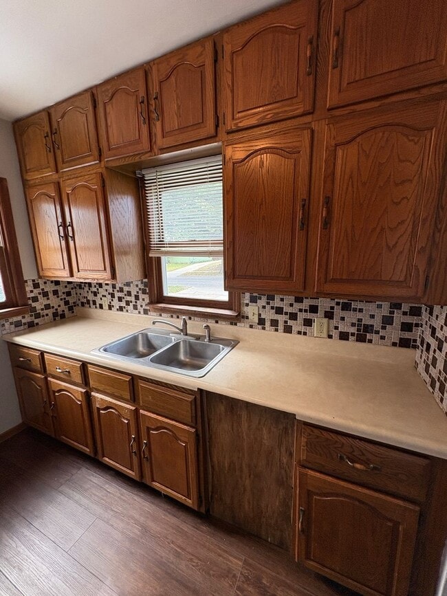 Building Photo - 3 Bed, 1 Bath - House for rent! NO APPLICA...