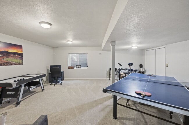 Building Photo - Spacious 6-Bedroom Broadmoor Rental with M...