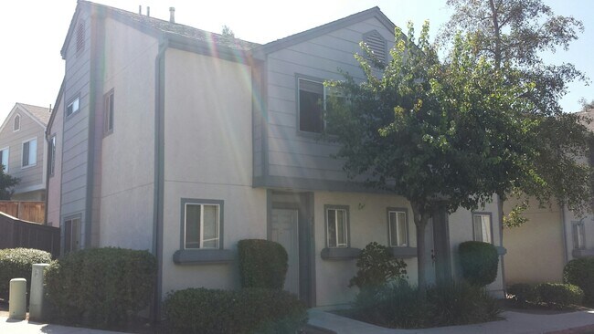 Building Photo - 2 Bedroom - 2.5 Bathroom Condo in gated community