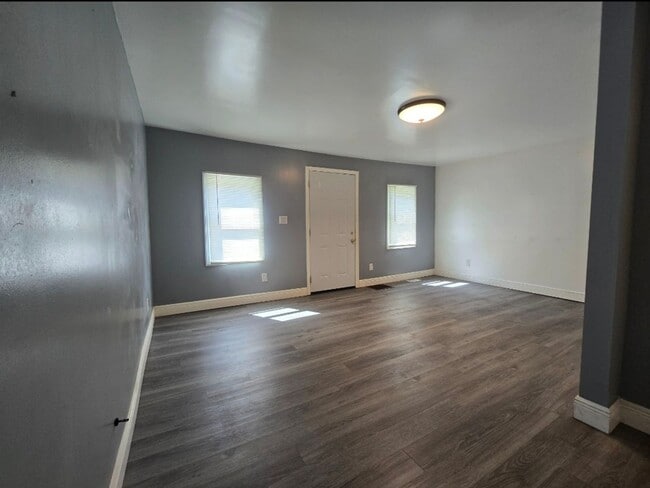 Building Photo - 1 Bedroom House In Alton