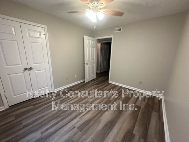 Building Photo - 800 Folly Ct