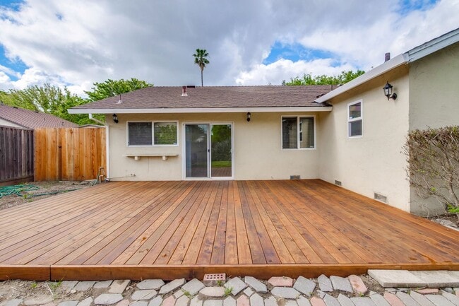 Building Photo - Nicely Refreshed Single Story 4 BR/2BA Gre...
