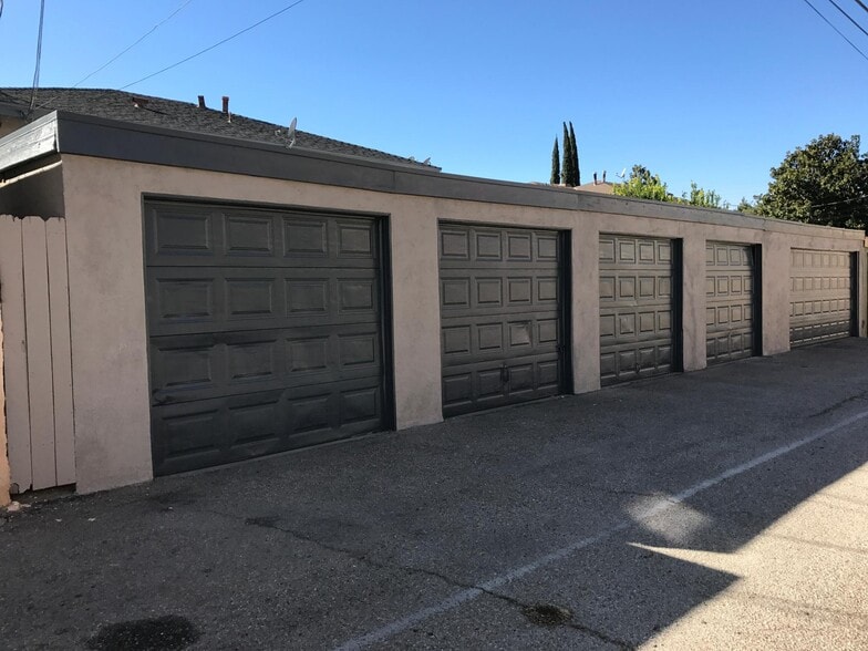 Garages - 1945 Evergreen St