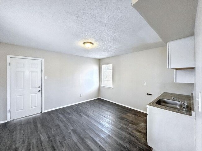 Building Photo - 2115 Bennett Ave
