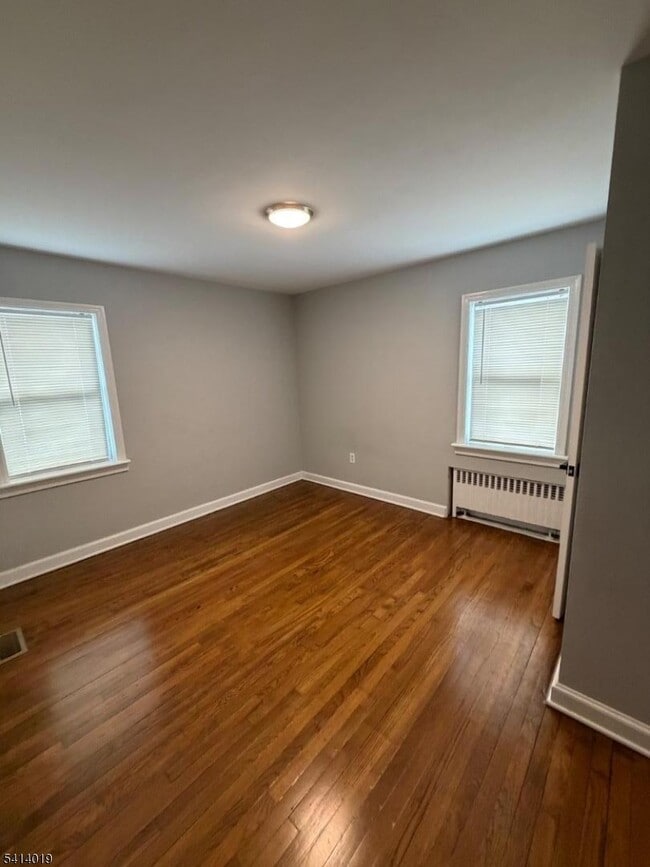 Building Photo - 7 Center Grove Rd