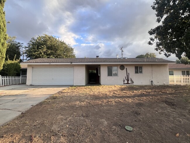Primary Photo - 104 White Oak Dr