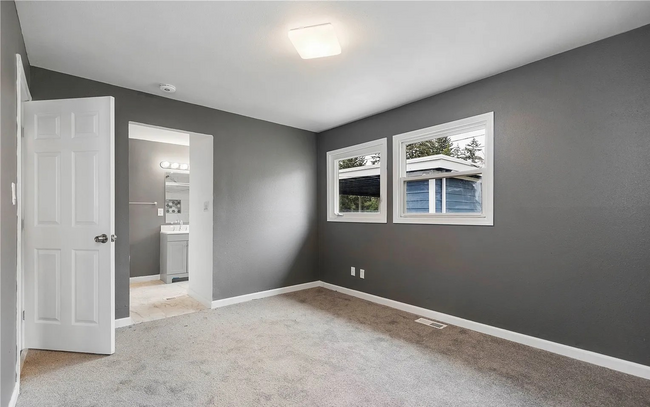 Building Photo - Lakewood 3 Bedroom - Modern Comfort and St...