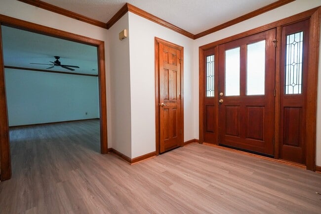 Building Photo - UNCC Area.  2 story 4 BR 2 1/2 BA Large Fe...
